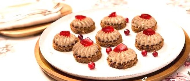 Канапе с паштетом из куриной печени и клюквенным соусом