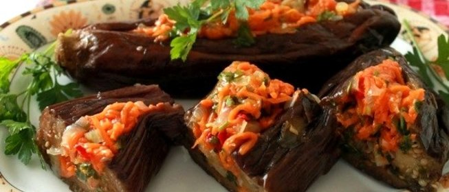 Баклажаны, фаршированные морковкой и чесноком
