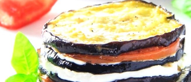 Баклажаны с моцареллой и помидорами