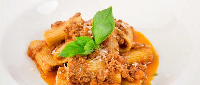 Ригатони с рагу из ягненка