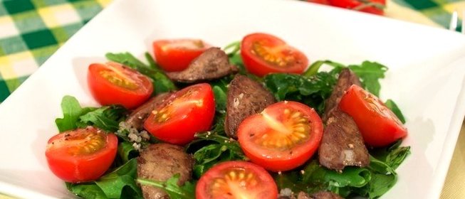 Салат с куриной печенью и помидорами