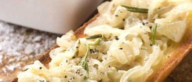 Закуска из сладкого лука и кинзы