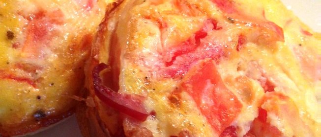 Омлетно-беконовый маффин на завтрак