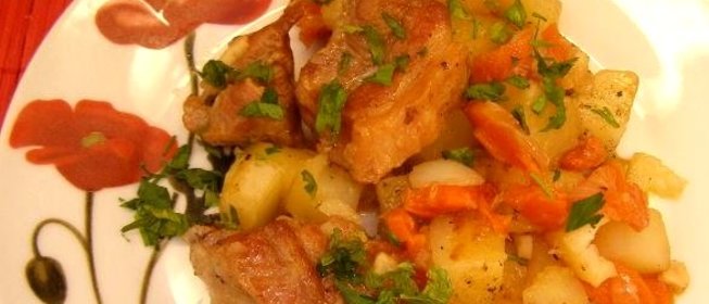 Картошка, тушеная с ребрышками