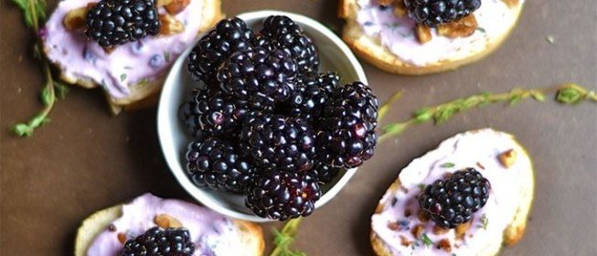 Кростини с ежевикой и козьим сыром