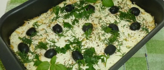 Творожный пирог с маслинами и зеленью