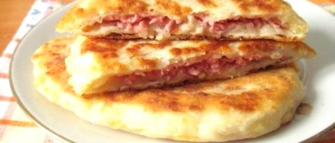 Лепешки с сыром и ветчиной