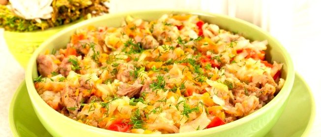 Капуста, тушенная со свининой и помидорами