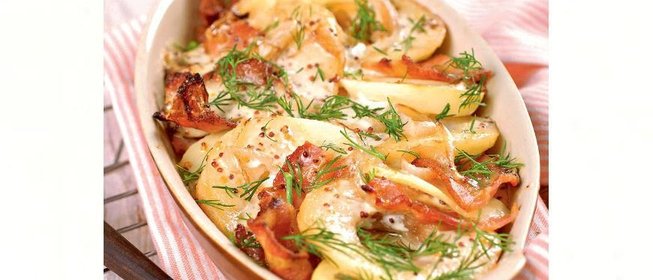 Картофельная запеканка с яблоками и беконом
