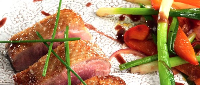 Пряная утка с рагу из зеленого лука и болгарского перца