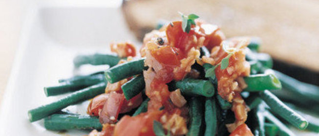 Зеленая фасоль с помидорами и беконом