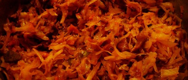 Капуста тушеная с опятами и мясом