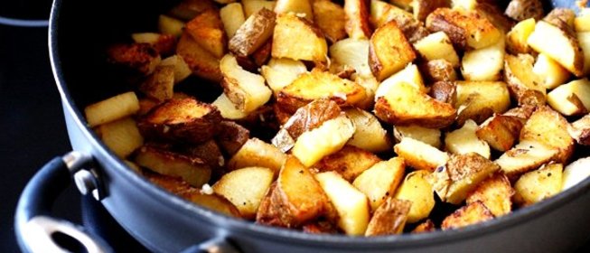 Жареная картошка с чесноком