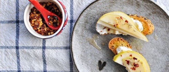 Брускетта с рикоттой, медом и грушей