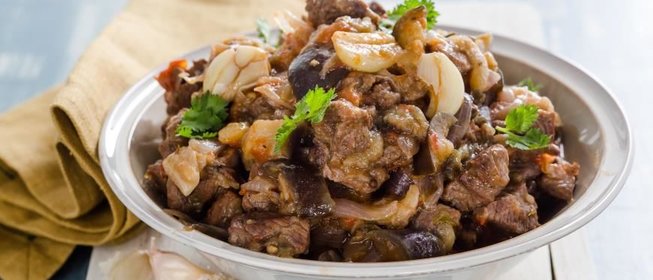 Рагу из баранины с баклажанами и красным луком