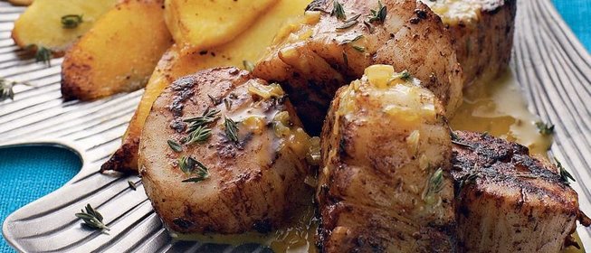 Морские гребешки с какао, айвой и апельсиновым соусом