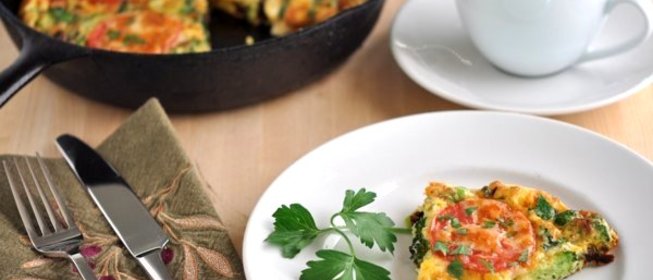 Омлет с брокколи и помидорами