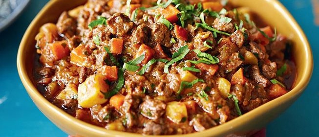 Телятина и овощи, тушенные с вином