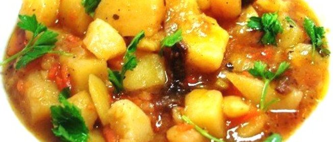 Тушеный картофель с тушенкой и зеленью