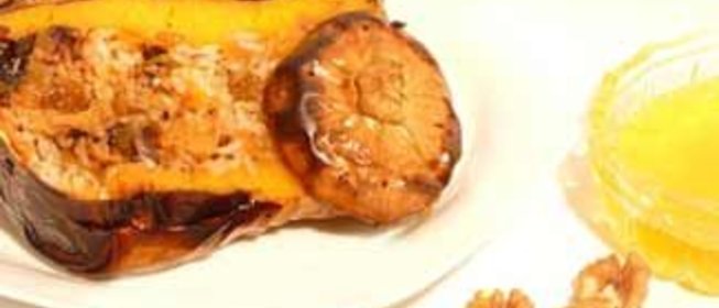 Тыква запеченная с рисом, сухофруктами, орехами и политая мёдом.