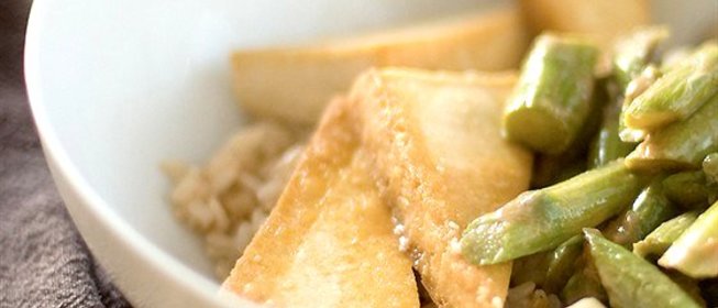 Жареный тофу со спаржей в апельсиновом соусе
