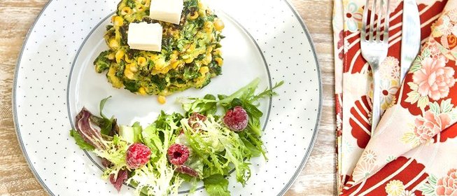 Кукурузные оладьи с овощами и сливочным сыром