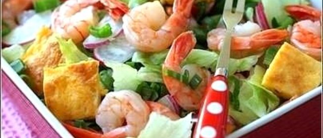 Салат с креветками и сырным омлетом