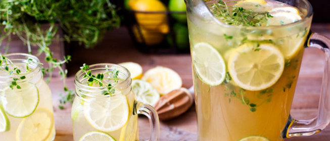 Холодный чай с лимоном и тимьяном