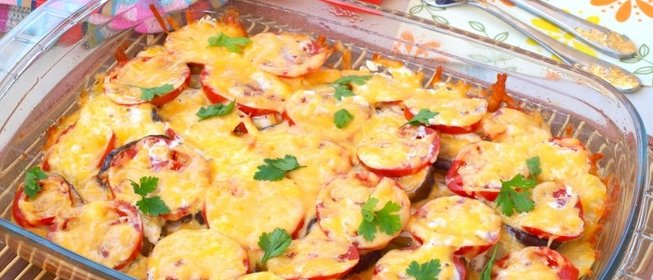 Запеканка из баклажанов, помидоров и картофеля