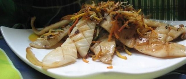 Закуска из кальмара жареного с овощами
