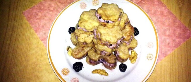 Печенье с ежевичным кремом