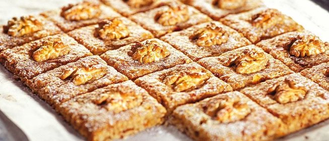 Печенье с яблоками, финиками и грецкими орехами