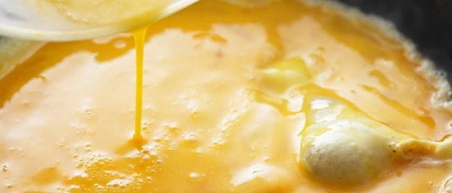 Омлеты-рулетики с песто и сыром