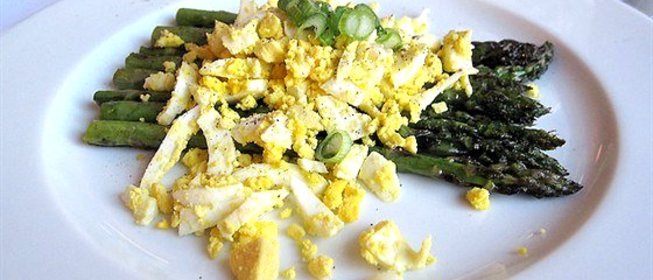 Печеная спаржа с чесночно-лимонным соусом