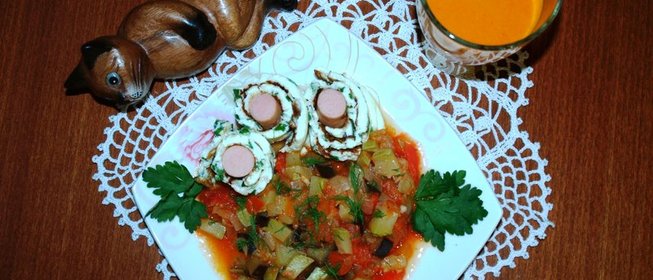 Овощной рататуй, рулетики из омлета и облепиховый морс