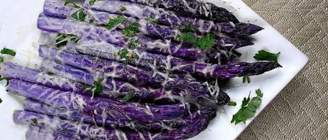 Жареная фиолетовая спаржа с лимоном и чесноком