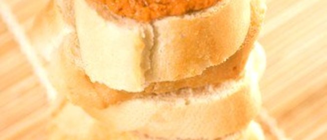 Кростини с анчоусами и каперсами