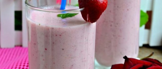 Молочно-клубничный коктейль в шейкере