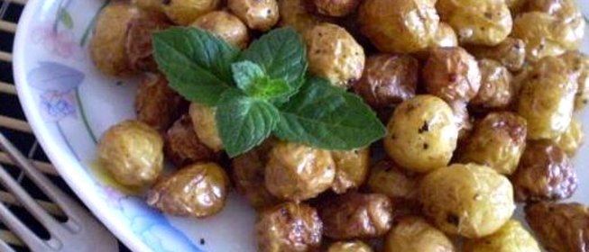 Мелкий картофель с чесноком