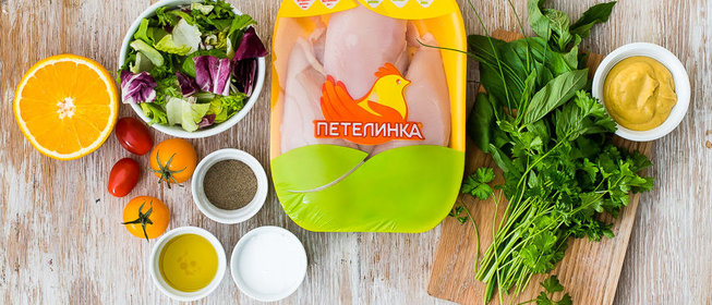 Салат из курицы, зелени и помидоров черри