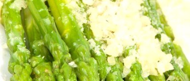 Спаржа с оливковым маслом и пармезаном