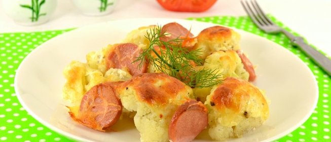 Цветная капуста запеченная с сосисками под сметанно-сырным соусом