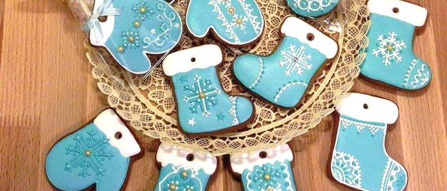 Песочное печенье с сахарной глазурью с праздничной раскраской