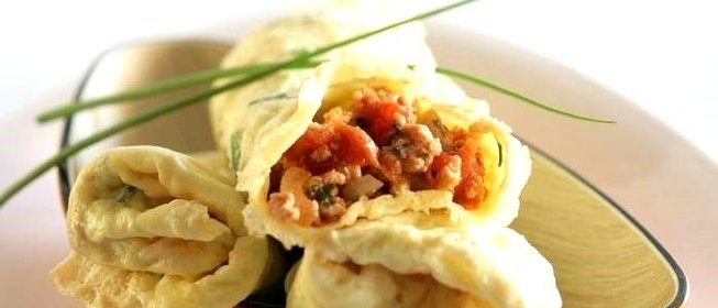 Омлетные рулетики с курицей, помидорами и зеленью