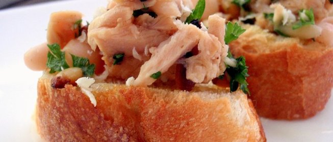 Брускетта с тунцом