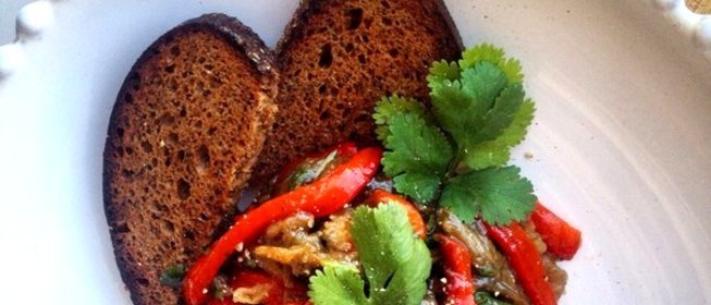 Печеные баклажаны и перцы с чесноком и зеленью