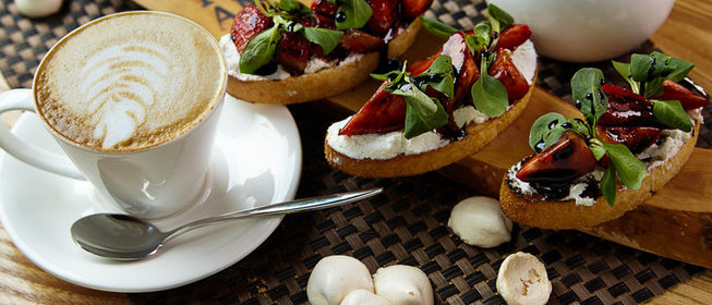 Брускетты с рикоттой и клубникой