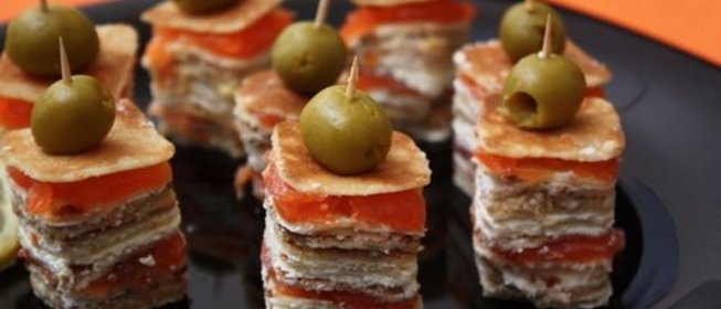 Канапе из блинов на шпажках