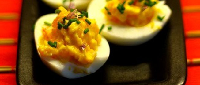 Фаршированные яйца с горчицей и зеленым луком