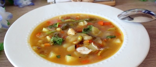 Куриный суп с овощами и мелкой пастой